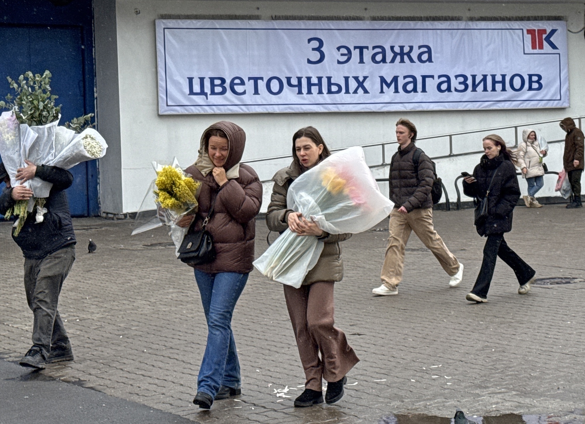 Штурм цветочных рынков: сколько москвичи тратят на букеты к 8 Марта