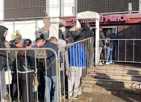 На Рижском рынке очереди за цветами, район парализован пробками