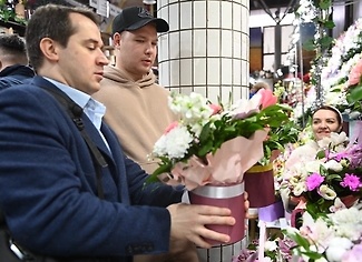 Глаза разбегаются! Мужчины штурмуют Рижский, чтобы подарить любимым весну к 8 Марта — репортаж Life.ru