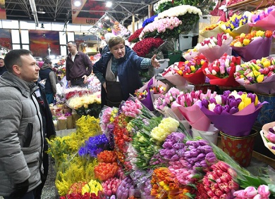 Сотни москвичей застряли у Рижского рынка после покупки цветов на 14 февраля