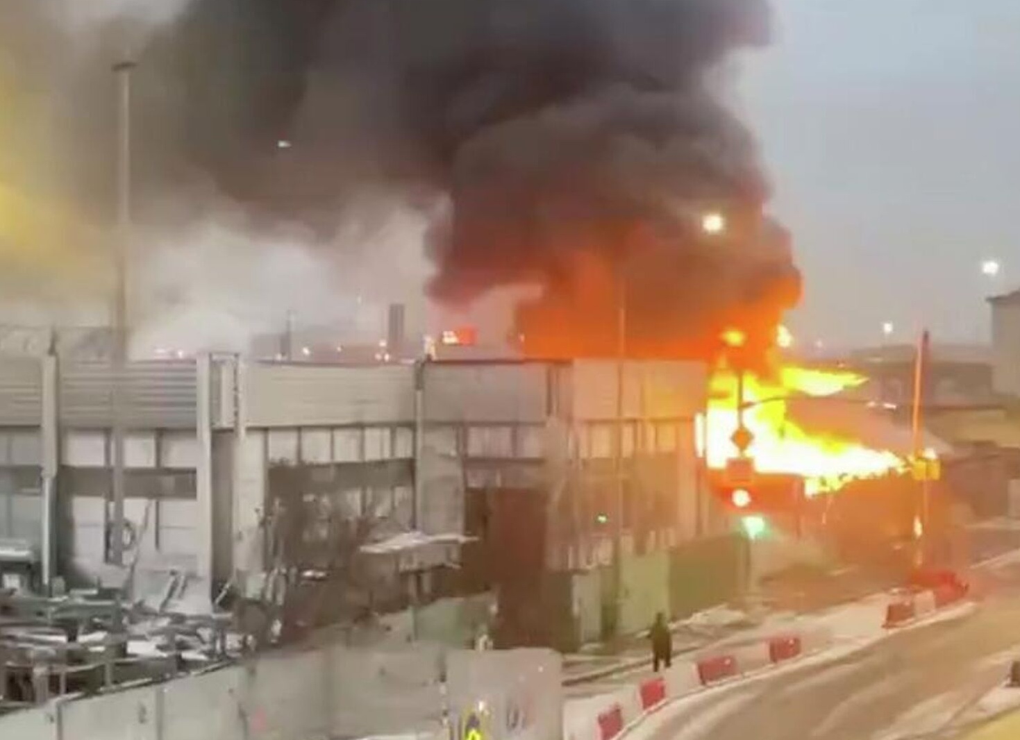 У Рижского рынка в Москве загорелся цветочный склад