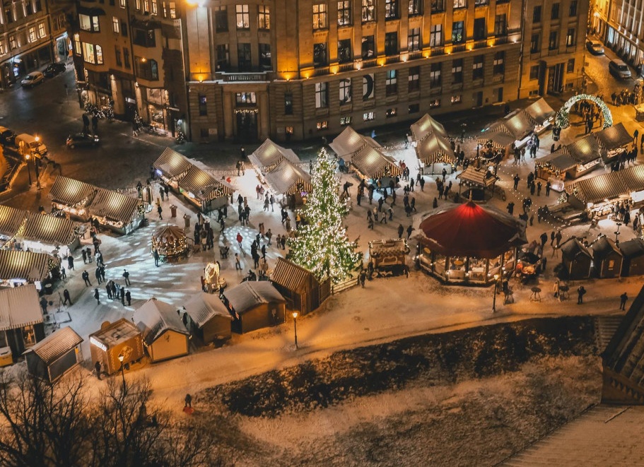 Рождественский рынок на Эспланаде в Риге. «Королевство кроликов». Колесо обозрения и карусели для самых маленьких.