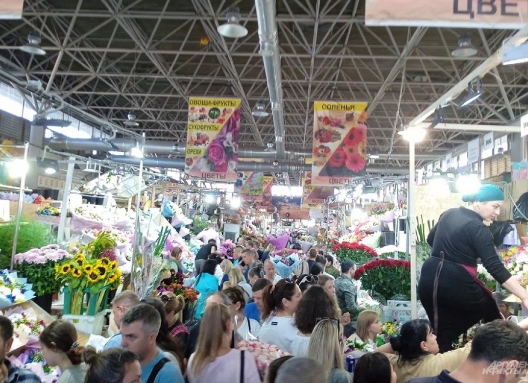 Аншлаг. На цветочном рынке Москвы перед 1 сентября традиционный бум