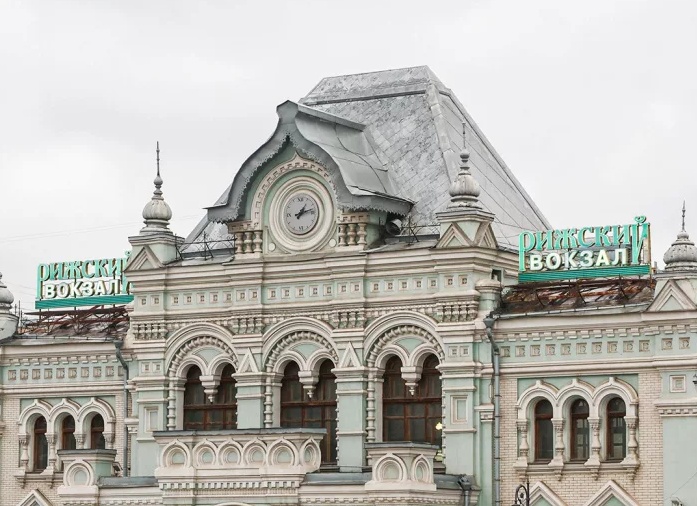 Рижский рынок берут штурмом: в Москве выстроились в очереди за цветами к 8 Марта