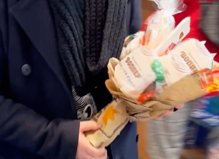 В московском Burger King парни заказали девушкам на 8 Марта букеты из бургеров