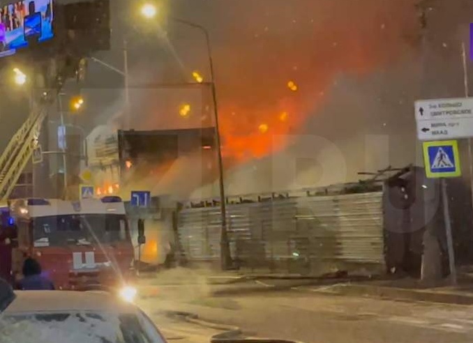 Огонь охватил цветочные склады у Рижского рынка в Москве