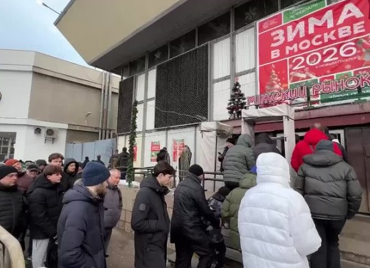 Жители Москвы активно скупают цветы на Рижском рынке