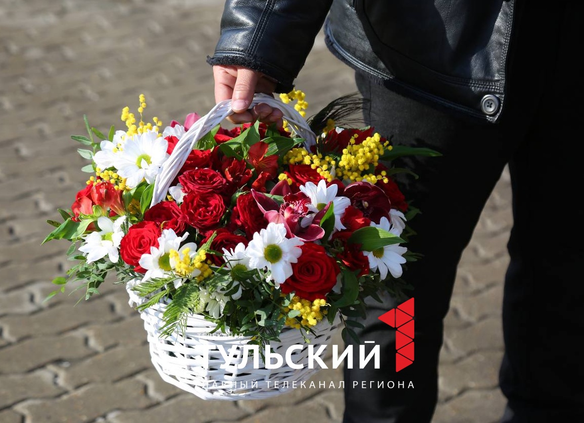 Мужчины выстроились в очередь за цветами на Рижском рынке в Москве