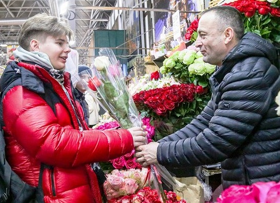 Цены на цветы выросли на Рижском рынке Москвы накануне Дня всех влюбленных