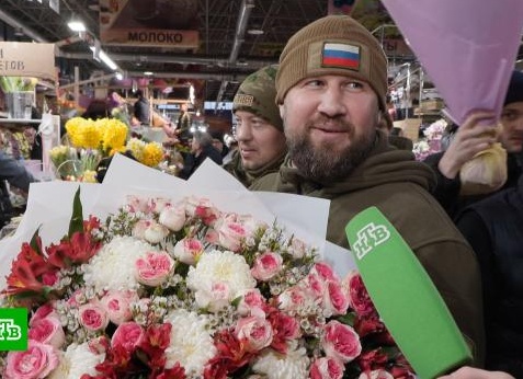 «Цветочное безумие»: очередь к Рижскому рынку в Москве растянулась до метро