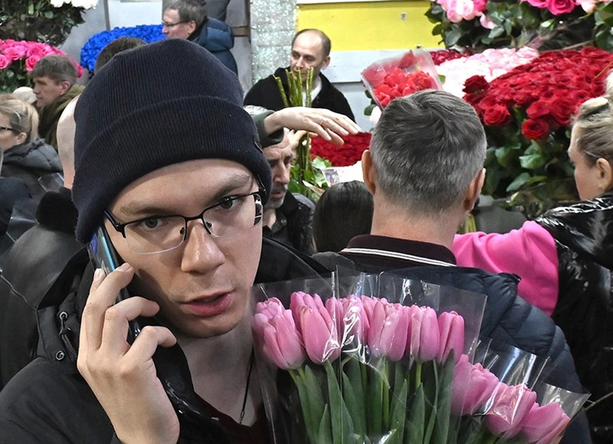 «Один мужик купил сразу 100 букетов»: Перед 8 Марта Рижский рынок превратился в самое популярное место Москвы