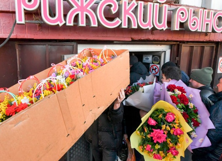 В районе Рижского рынка большие пробки, а на самом рынке цветочный ажиотаж