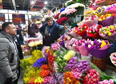Перед 8 Марта у Рижского цветочного рынка образовались 10-балльные пробки